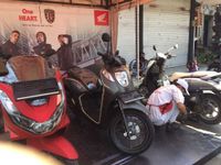 Servis Hemat Motor Honda Hadir di Gelaran Tradisi Omed-Omedan Servis Motor Honda