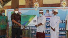 Bupati Tamba Serahkan Insentif Kepada Kelian Subak Subak