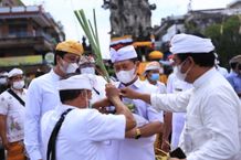 Bupati Suwirta Ikuti Prosesi Upacara Mapepada Tawur Agung Kesanga di Catus Pata Klungkung Tawur Agung