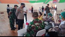 Kapolres Tabanan Ikuti Vicon Akselarasi Vaksinasi yang Dipimpin Waka Polri dan Tinjau Gerai Vaksin di GOR Debes GOR Debes