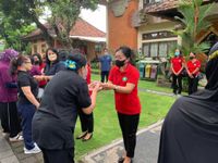 Sagung Antari Jaya Negara Serahkan Bantuan Voucher Belanja Kepada Kader PKK se-Kota Denpasar PKK