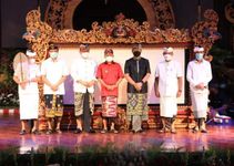Gubernur Koster Serahkan Bantuan Wayang Kulit dan Gambelan Gender ke Pengempon Pura Agung Besakih Wayang Kulit