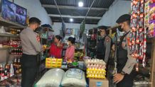 Satsamapta Polres Tabanan Patroli Prokes dan Cek Migor di Pasar Tradisional Migor