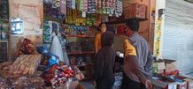 Bhabinkamtibmas Abiansemal Cek Ketersediaan Minyak Goreng di Pasar Minyak Goreng