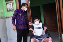 Bupati Suwirta Bantu Made Soma Penderita Kulit Terkelupas Asal Desa Getakan Penderita Kulit Terkelupas