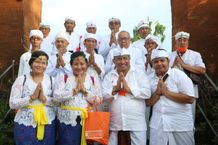 Pentingnya Berbagi dan Melayani, BPR Kanti Ajak Prajuru Desa Adat Sukawati Tirtayara di Pulau Lombok BPR Kanti