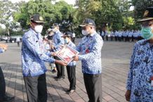 Apel Bulanan Pemkab Tabanan, Berikan Penghargaan Kepada Pegawai dan Pensiunan ASN Terbaik