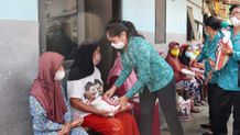PKK Jembrana Gelar Aksi Sosial Berbakti dan Berbagi, Salurkan Beras 1 Ton kepada Lansia Lansia