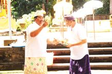 Bupati Suradnyana Pimpin Bhakti Penganyar Pemkab Buleleng di Pura Luhur Giri Salaka Alas Purwo Alas Purwo