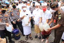 Gubernur Koster Bersama Kapolda Bali Saksikan Langsung Pemusnahan Barang Bukti 1.225 Liter Arak Gula di Mapolres Karangasem Arak Gula