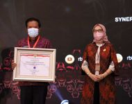 Bupati Sedana Arta Terima Penghargaan SAKIP & RB AWARD 2021 SAKIP & RB AWARD 2021