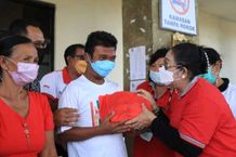 Serangkaian HUT Ke-59, BKOW Bali Bantu Lansia, Difabel dan Anak Stunting Stunting