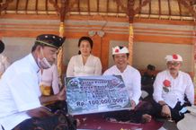 Bupati Sedana Arta Serahkan Bantuan, Dalam Rangkaian Karya Pujawali Pura Bukit Jati Bangli Pura Bukit Jati