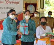 Tim Penggerak PKK Provinsi Bali Berbagi 1 Ton Beras di Jembrana Beras