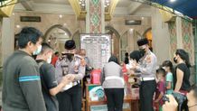 Satlantas Polres Tabanan Berbagi Takjil dan Masker di Masjid Besar Al Huda Kediri Takjil