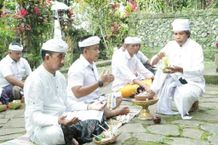 Pujawali Pura Besikalung, Wabup Ipat Haturkan Bhakti Pengayar Pura Besikalung