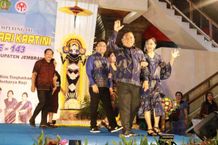 Pejabat Jembrana Beradu di Atas Catwalk Pamerkan Tenun Khas Jembrana Catwalk