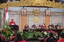 Bupati Tabanan Hadiri Rapat Paripurna DPRD Dalam Rangka Penyampaian Rekomendasi DPRD atas LKPJ Bupati Tahun Anggaran 2021 LKPJ