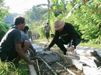 Warga Rejeng Indah Gotong Royong Perbaiki Jalan Desa Jalan Desa