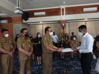 Wali Kota Jaya Negara Serahkan 630 SK Guru PPPK Tahap I PPPK