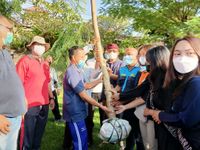 Peringatan Hari Bumi, Jaya Negara Serahkan Pohon dan Tuangkan Eco Enzyme di Bantaran Tukad Badung Hari Bumi