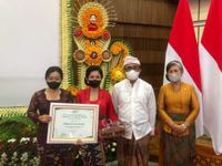 Rintis Usaha Bee Jamur, Ni Wayan Purnami Rusadi Raih Perhargaan Perempuan Berjasa dan Berprestasi Jamur