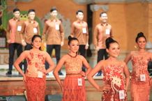 Lenggak-lenggok 10 Pasang Grand Finalis di Malam Fashion Show Jegeg Bagus Klungkung Jegeg Bagus