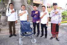 Pemkab Klungkung Terima Bantuan Enam Buah Kursi Roda Dari Anggota DPR RI Komisi VIII Kursi Roda