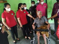 Sagung Antari Jaya Negara Kembali Serahkan Bantuan 4 Kursi Roda dan Perlengkapan Prokes Kursi Roda
