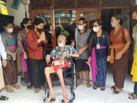 Kunjungi Lansia dan Disabilitas, Antari Jaya Negara Serahkan Kursi Roda dan Perlengkapan Prokes Lansia