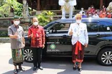 Gubernur Koster Fasilitasi Operasional MDA Kabupaten Jembrana dan Karangasem Melalui CSR 1 Unit Mobil Desa Adat
