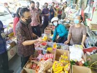 Wali Kota Jaya Negara Pantau Harga Bapok di Pasar Kreneng Minyak Goreng