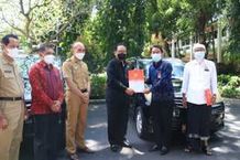 Wagub Cok Ace Serahkan Bantuan Kendaraan Operasional untuk FKUB dan KPA Kendaraan Operasional