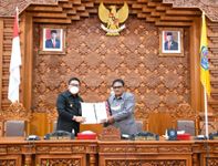 Penutupan Sidang Paripurna DPRD Kota Denpasar, Dewan Apresiasi Pendapatan Daerah Yang Lampaui Target di Tahun 2021 PAD