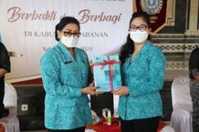 Ketua TP PKK Tabanan Sinergikan Aksi Sosial Bersama TP PKK Provinsi Bali di Desa Beraban PKK