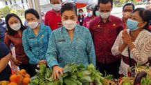 Gandeng UKM, IKM dan Petani, PKK Provinsi Bali Gelar Pasar Rakyat di Alun-alun Kota Bangli Pasar Rakyat
