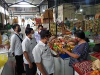 Kecamatan Densel Pantau Ketersediaan Harga Sembako di Pasar Tradisional Pasar