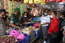Jaga Ketersediaan Stok dan Harga Bahan Pokok, Tim Desa Dauh Puri Kelod Sidak Pasar Sanglah dan Phula Kerti Menjelang Lebaran