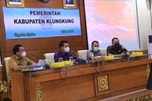 Pimpin Rapat Penyelesaian Kewajiban Para Penyewa Toko, Bupati Suwirta Minta Penyewa Agar Segera Mengikuti Aturan Dengan Baik Penyewa Toko