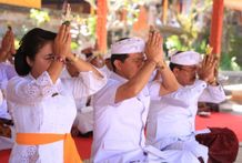 Pemkab Klungkung Ngaturang Bakti Pengayar di Pura Samuan Tiga Pura Samuan Tiga