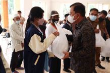 Wabup Sutjidra Serahkan Sembako Simbolis Serangkaian Safari Ramadhan Baznas Buleleng Sembako