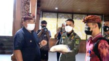 Ikhlas Berbagi, Bupati Tamba Bagikan Beras Sumbangan ASN kepada Pegawai Kontrak THR