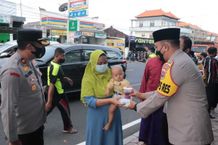 Kapolres Tabanan Bagikan Takjil Gratis di Wilayah Kediri Takjil