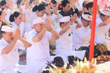 Jembrana Tutup Pujawali Ida Bhatara Turun Kabeh di Pura Besakih Pura Besakih