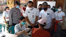 Wali Kota Jaya Negara Tinjau Vakinasi Massal di Banjar Tanjung Bungkak Kelod Banjar Tanjung Bungkak Kelod