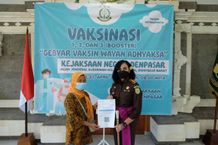 Antusiasme Masyarakat Ikuti Gebyar Vaksin Wayan Adhyaksa oleh Kejari Denpasar Yuliana Sagala