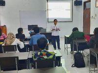 Hadirkan Praktisi dari RRI Denpasar, Prodi Sastra Indonesia Gelar Kuliah Tamu RRI Denpasar