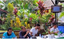 Selesaikan Program Magang, Petani Muda Keren P4S Mimba Farm Lepas Mahasiswa FTP Unud Petani Muda