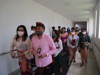 Memperingati Hari Kartini, Manajemen RS Unud Bagikan Bunga RS Unud
