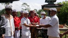 3 Tokoh Bali Tergerak, Salurkan Bantuan Bagi Pura yang Terkena Longsor di Tabanan Punia